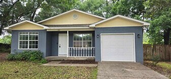 1087 New Haven Dr in Gonzalez, FL - Building Photo