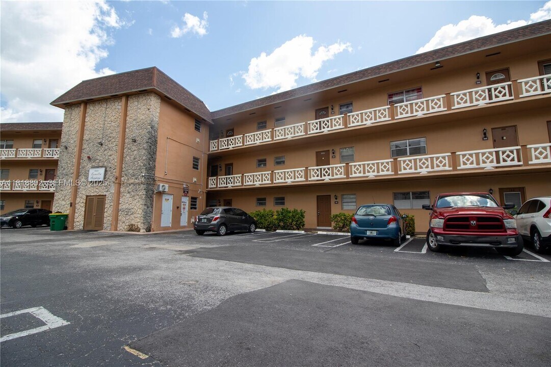 5031 W Oakland Park Blvd in Lauderdale Lakes, FL - Building Photo