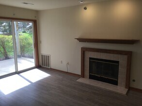 River Park Meadows in Pewaukee, WI - Foto de edificio - Building Photo