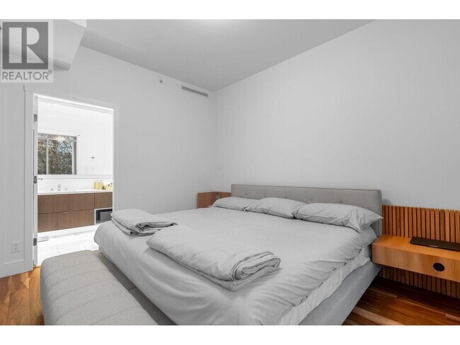 2029 Curling Rd in North Vancouver, BC - Building Photo - Building Photo