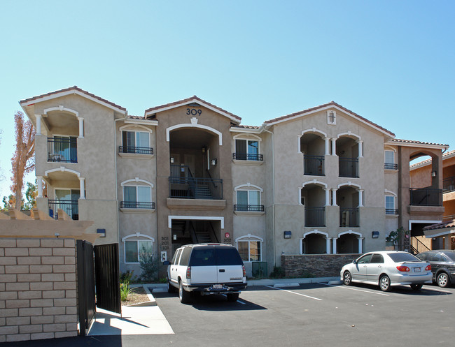 309 W Grand Blvd in Corona, CA - Building Photo - Building Photo