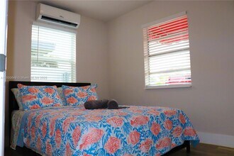 305 Phippen Waiters Rd in Dania Beach, FL - Foto de edificio - Building Photo