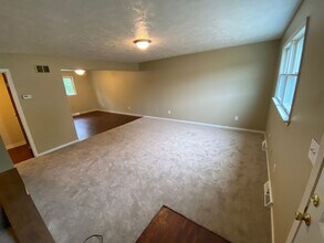122 Karen Way in Weirton, WV - Foto de edificio - Building Photo