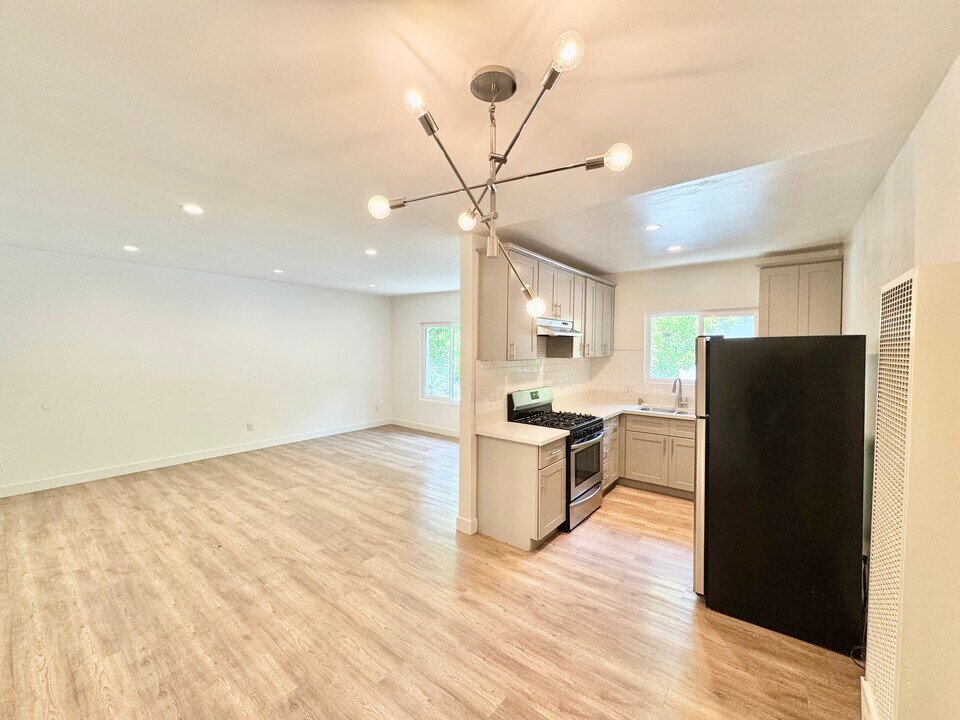 1245 Magnolia Ave in Los Angeles, CA - Building Photo