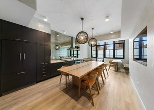 212 W Chicago Ave in Chicago, IL - Building Photo - Building Photo