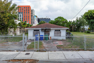 130 NW 30th St in Miami, FL - Foto de edificio - Building Photo