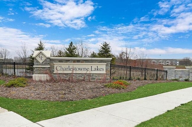 438 Lakeshore Ct in St. Charles, IL - Building Photo - Building Photo