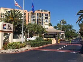 7560 Bay Island Dr S in South Pasadena, FL - Building Photo