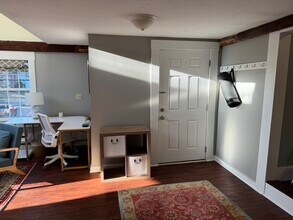 67 Warren St, Unit Carriage House Furnished Apartment in Concord, NH - Building Photo - Building Photo