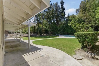 5415 E Willowick Cir in Anaheim, CA - Foto de edificio - Building Photo