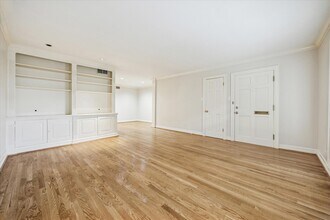 449 N Post Oak Ln in Houston, TX - Building Photo - Building Photo