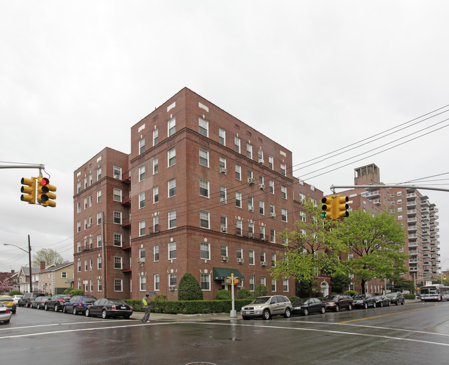 70-11 108th St in Forest Hills, NY - Building Photo