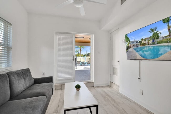 901 N Federal Hwy, Unit SI ID1504087P in Lake Worth Beach, FL - Foto de edificio - Building Photo