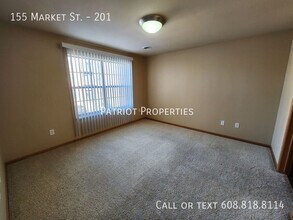 155 Market St-Unit -201 in Sun Prairie, WI - Foto de edificio - Building Photo