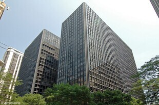 900 N Lake Shore Dr in Chicago, IL - Building Photo