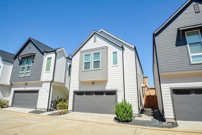 310 Cyclamen St in Houston, TX - Building Photo - Building Photo