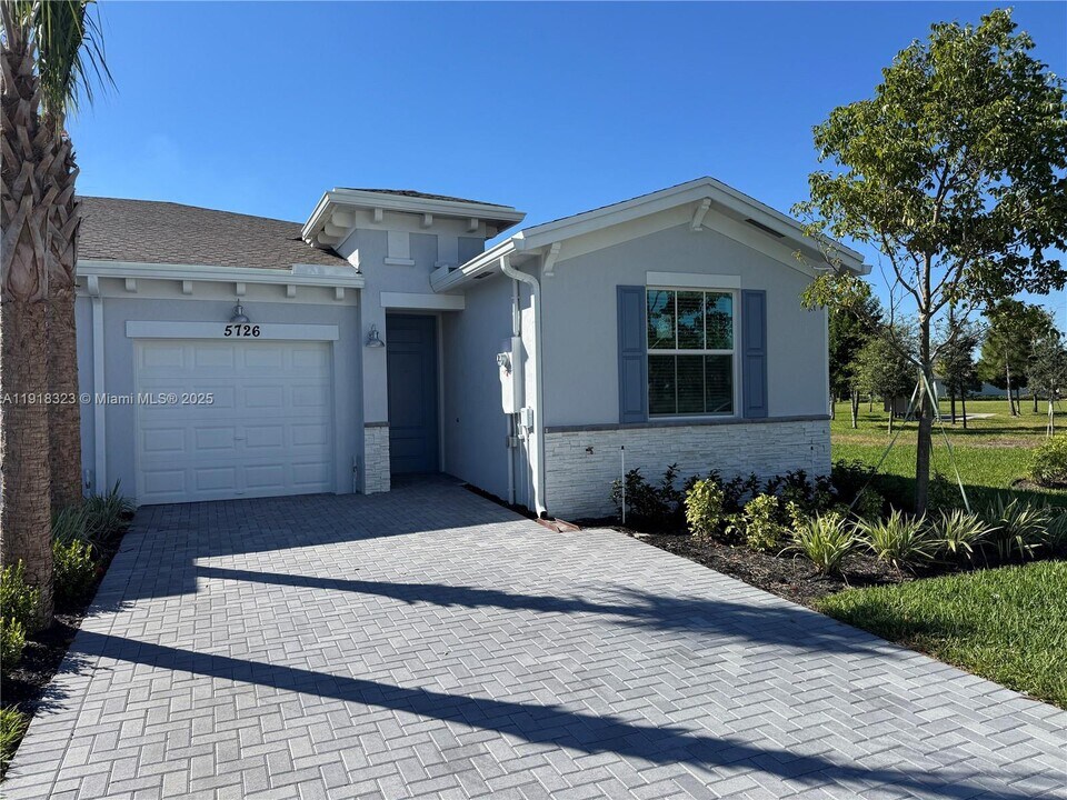 5726 Divine Dr in Delray Beach, FL - Building Photo