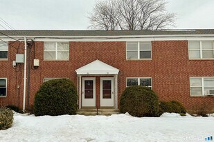 52 Arnold Way in West Hartford, CT - Building Photo