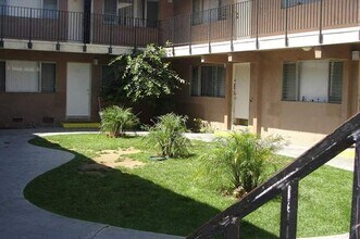 12881 Galway St. in Garden Grove, CA - Foto de edificio - Building Photo