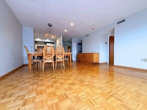 1805 Beacon St, Unit 304 in Brookline, MA - Foto de edificio - Building Photo