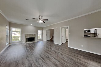 5511 Pipingwood Dr in Houston, TX - Building Photo - Building Photo