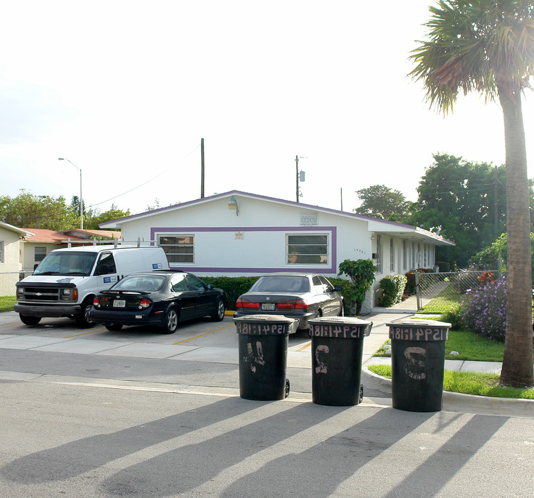 15941 NE 18 Pl in Miami, FL - Foto de edificio