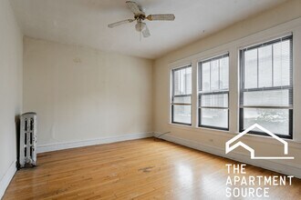 512 W Cornelia Ave in Chicago, IL - Building Photo - Building Photo