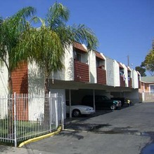 Villa Bella Apartments in Oceanside, CA - Foto de edificio - Building Photo