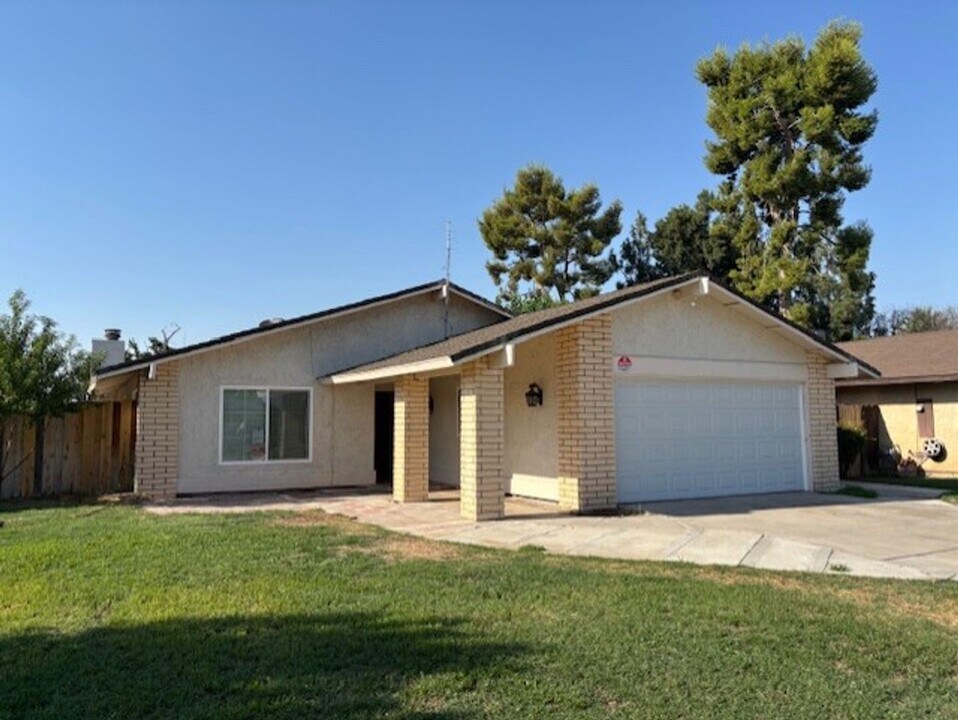 4313 Thatch Ave in Bakersfield, CA - Building Photo
