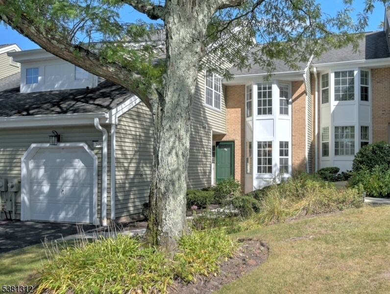326 Araneo Dr in West Orange, NJ - Building Photo