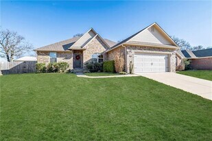 430 Carlson St in Centerton, AR - Building Photo