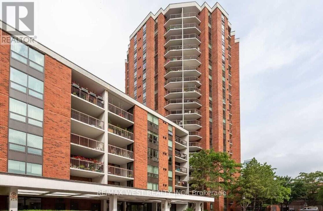 77 Maitland Pl in Toronto, ON - Building Photo