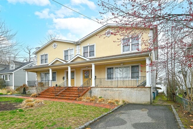 16 Inwood Rd in Port Washington, NY - Building Photo - Building Photo