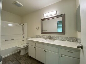 204 Woodland Pkwy in San Marcos, CA - Building Photo