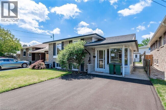 15 Valery Ct in Hamilton, ON - Building Photo - Building Photo