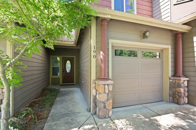 190 Rivers Edge Dr in Gold Hill, OR - Building Photo - Building Photo