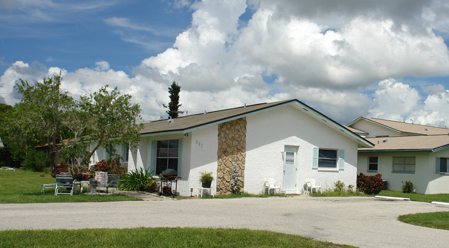 317 Tudor Dr in Cape Coral, FL - Building Photo - Building Photo