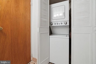 100 Campbell Cir in Downingtown, PA - Foto de edificio - Building Photo