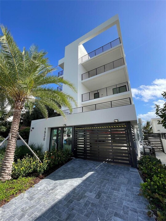 1930 Bay Dr in Miami Beach, FL - Building Photo