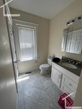 11 Orchard St, Unit 2 in Newton, MA - Foto de edificio - Building Photo