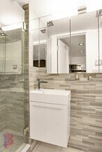 218 Avenue A, Unit 2RS in New York, NY - Foto de edificio - Building Photo