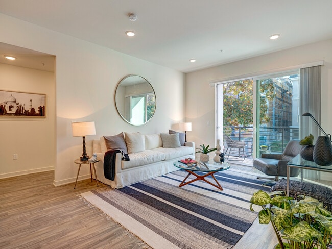 6908 Knowlton Pl, Unit 304 in Los Angeles, CA - Foto de edificio - Building Photo