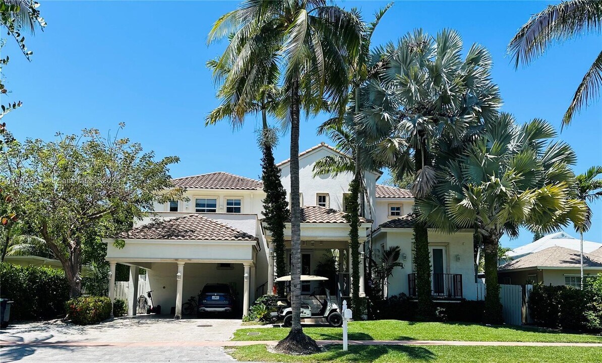 335 W Enid Dr in Key Biscayne, FL - Building Photo