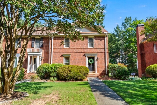 property at 28 Huntington Pl Dr