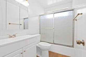 529 Montana Ave in Santa Monica, CA - Building Photo - Building Photo