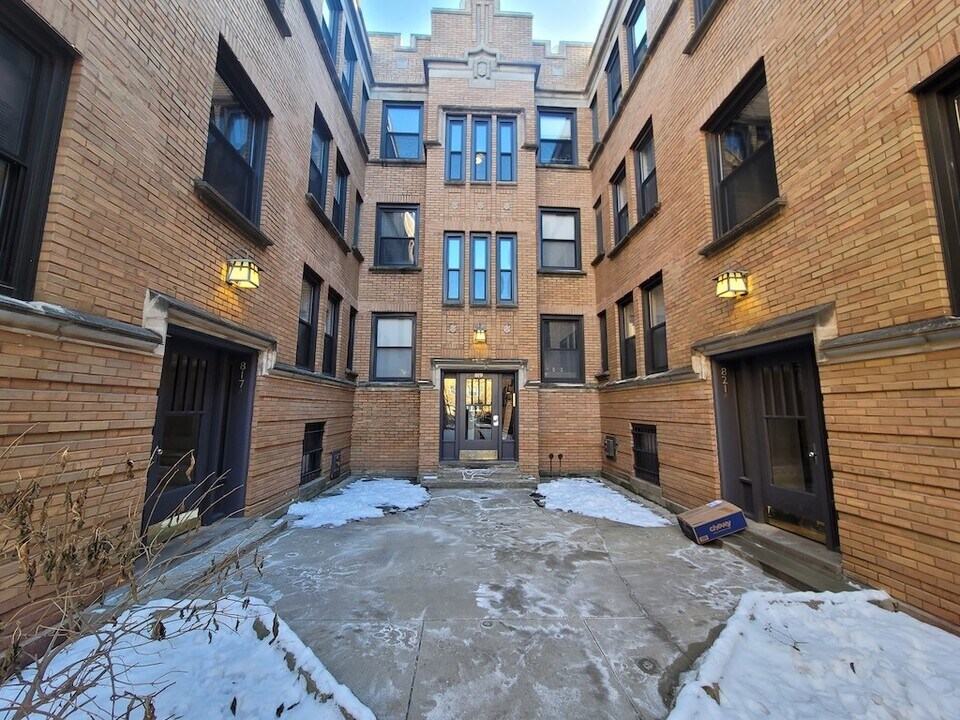 820 W Cornelia in Chicago, IL - Building Photo