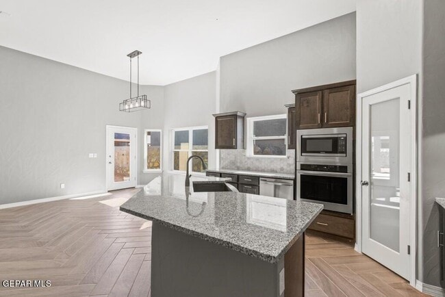 936 Keenland Ave in El Paso, TX - Building Photo - Building Photo