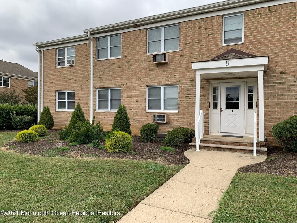 3 Windsor Terrace in Freehold, NJ - Building Photo