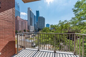 400 N Clinton St, Unit 307 in Chicago, IL - Building Photo - Building Photo