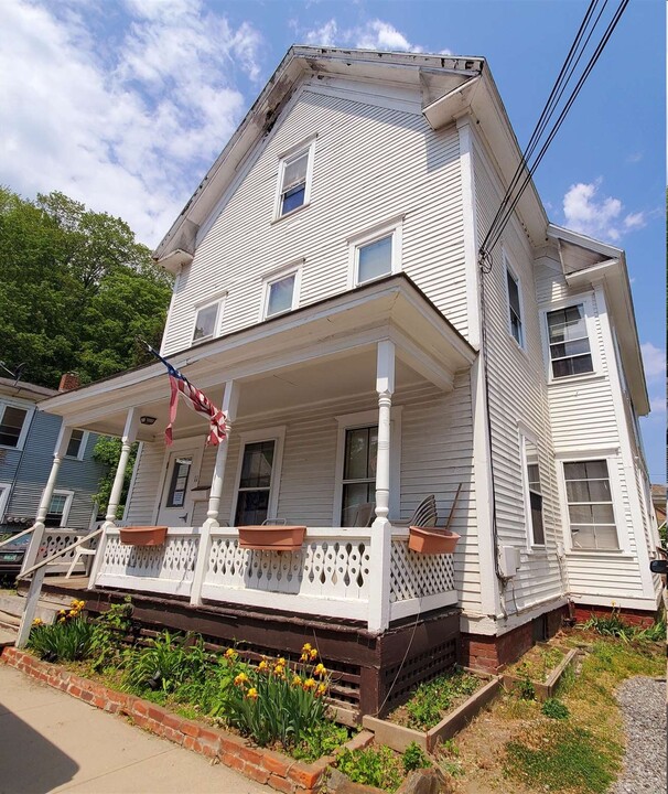 11 Underhill Ave in Bellows Falls, VT - Building Photo